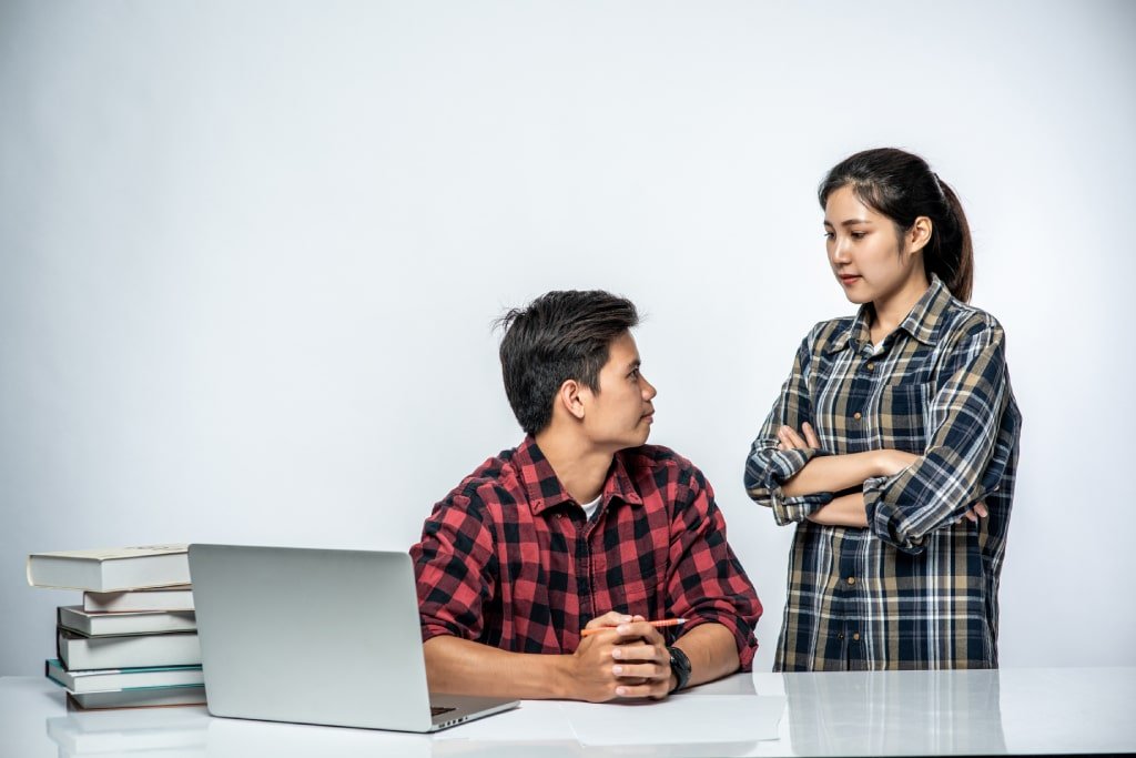 women-teach-men-how-work-with-laptops-work-min